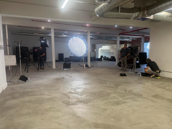 Open event floor with columns and modern lighting
